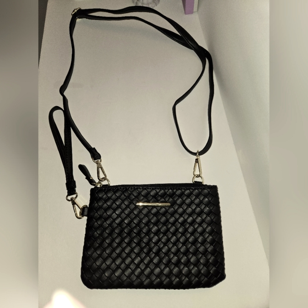Una Talla Women's Black  Faux Leather Crossbody Purse